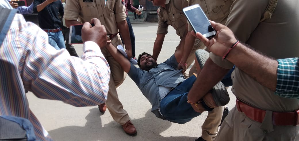 Congress leaders detained, UP govt refuses permission to the party’s march against Chinmayanand rape case