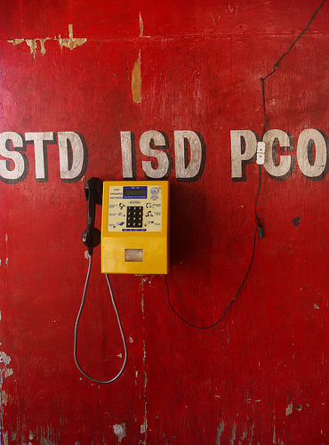 Deja vu for Kashmiris as they throng makeshift phone booths