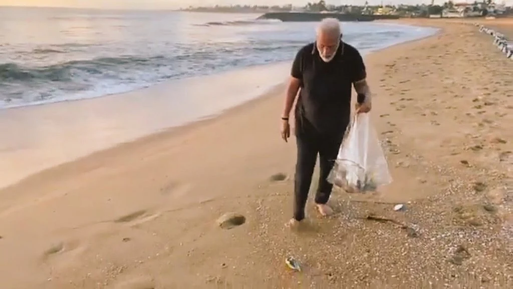 PM Modi picking up garbage from the Mamallapuram beach (Photo courtesy: social media)