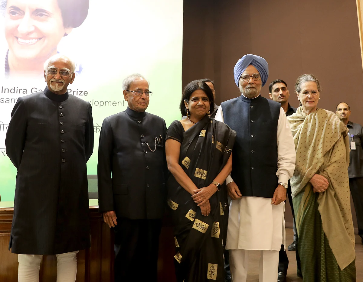 Congress president Sonia Gandhi with CSE director general Sunita Narain (centre), who received the award on behalf of her organisation, former prime minister Manmohan Singh, president Pranab Mukherjee and former vice president Hamid Ansari.