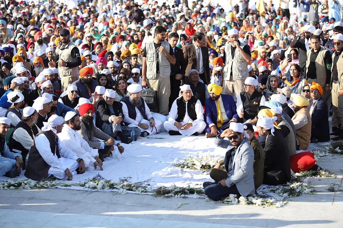 Pakistan Pm Imran Khan, Punjab minister Navjot Singh Sidhu and others at the Kartarpur Sahib.