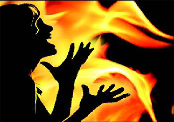 Woman sets herself afire in Delhi Park, suffers severe burns