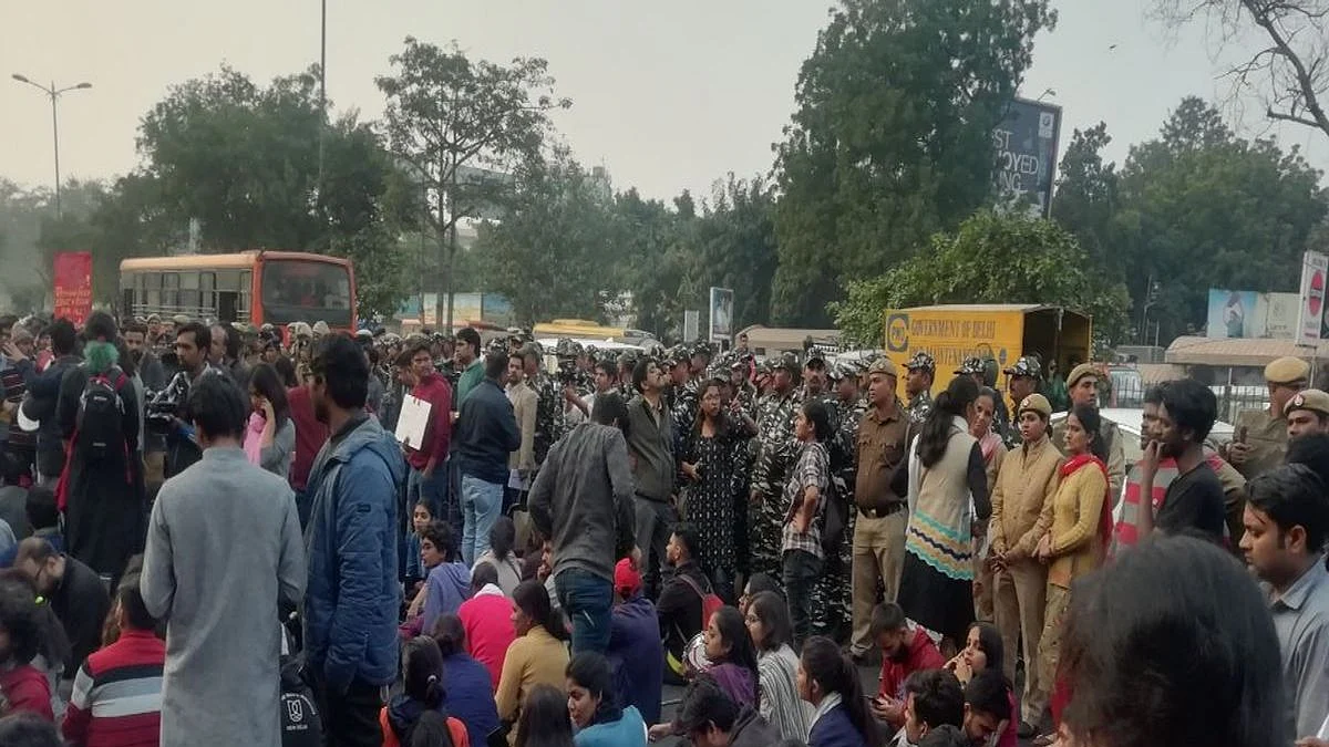 Hostel fee hike row: JNUSU office-bearers meet HRD ministry officials