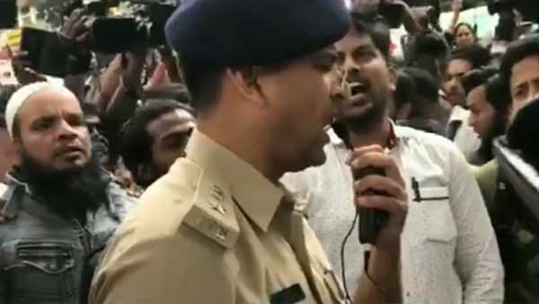 Bengaluru cop opts for a peaceful way to win over protesters, sings National Anthem, video goes viral