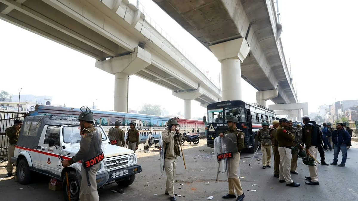 Delhi Police look the other way as rioters run amok in northeast Delhi