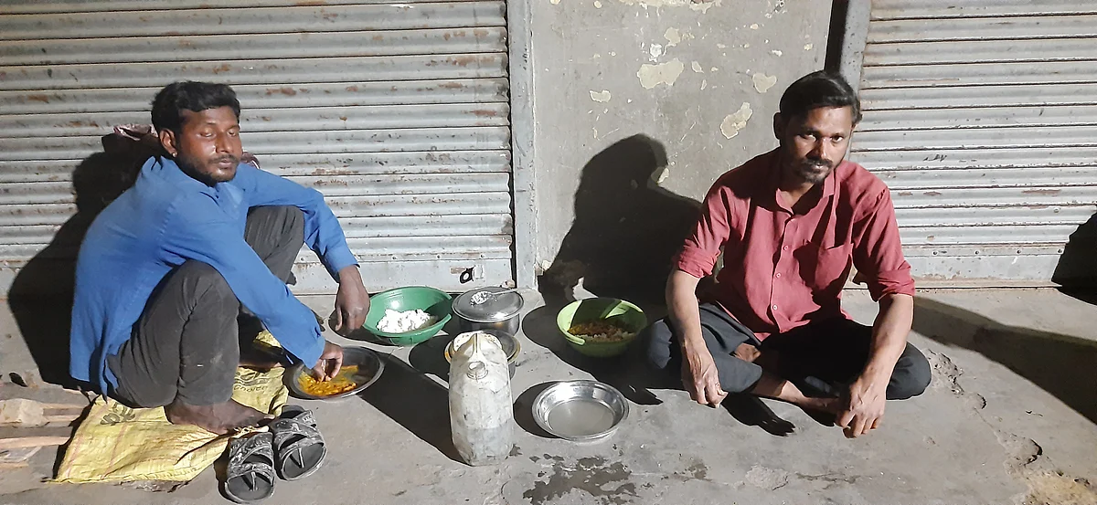 In UP, daily wagers are engaged in an unequal war with lockdown and hunger