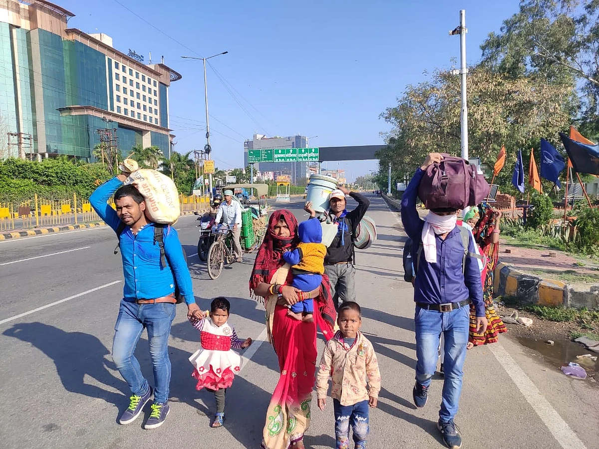 Migrants on their way to their native village, during a nationwide lockdown imposed in the wake of coronavirus pandemic, in Ghaziabad, Saturday, March 28, 2020 (NH Photos by Vishwadeepak)