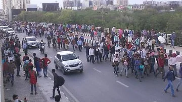 Exodus of migrants from Delhi: But UP police drive them back