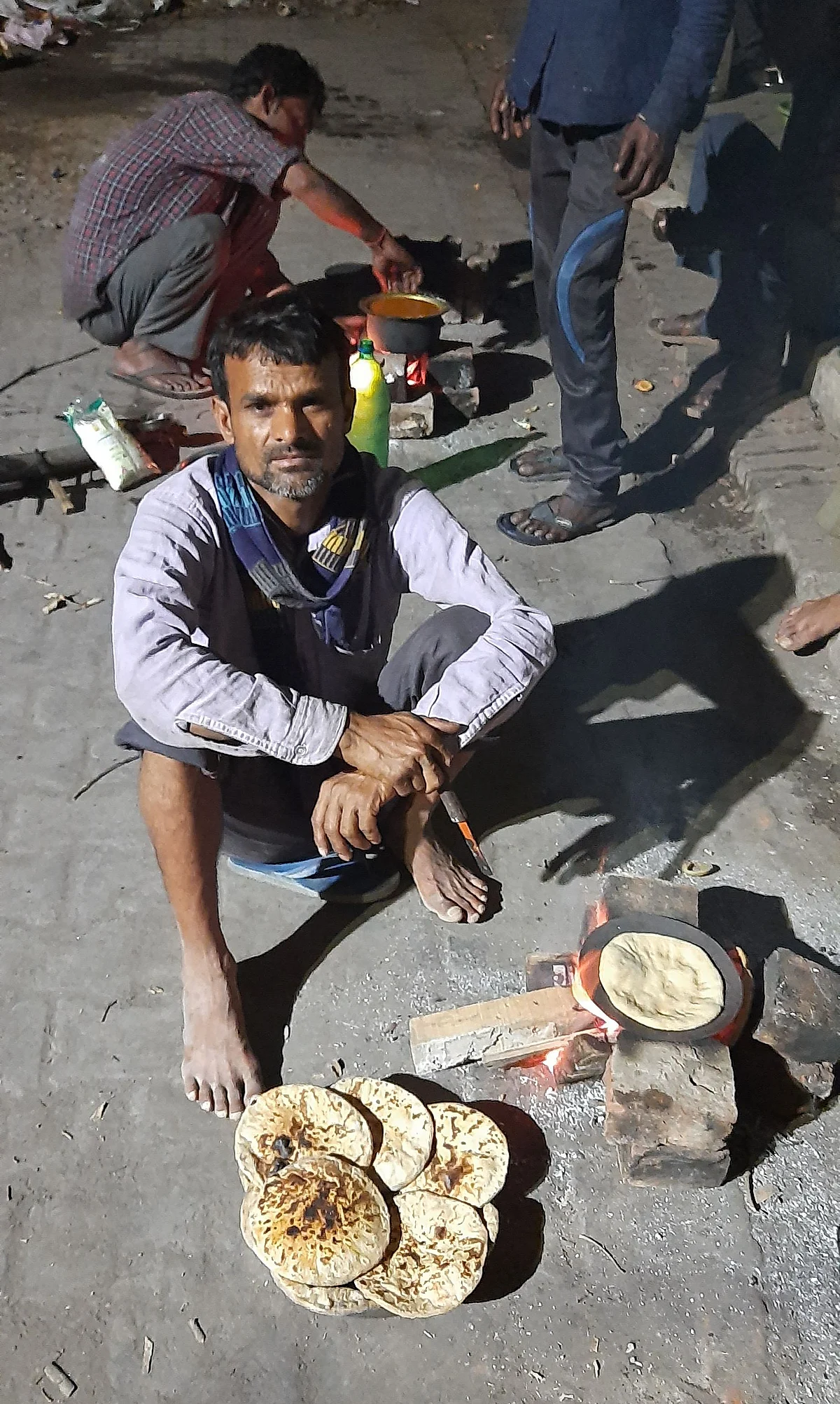 In UP, daily wagers are engaged in an unequal war with lockdown and hunger