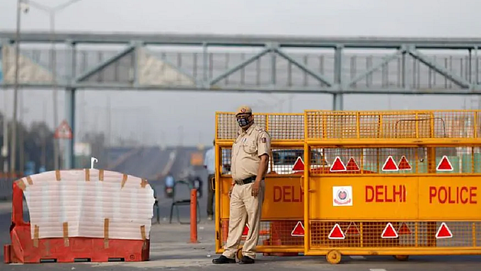 WATCH: Angry commuters stuck en route as Delhi-Ghaziabad border sealed