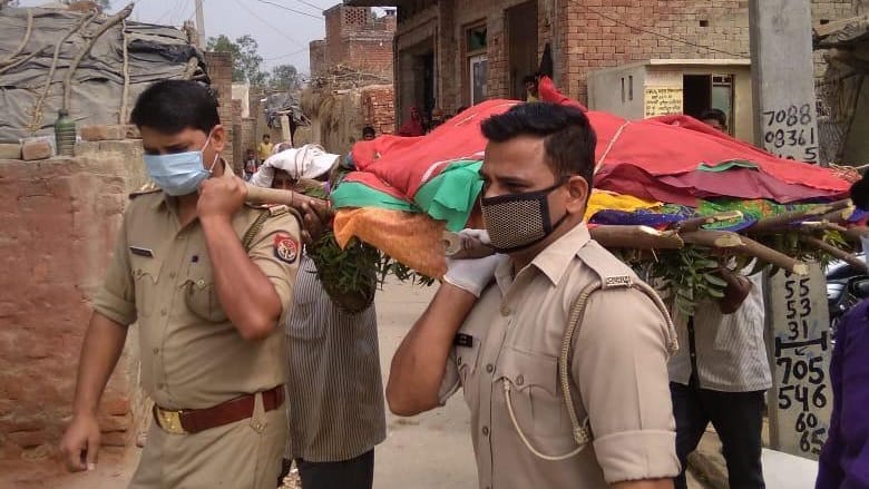 Police Health Workers Go Beyond Duty Perform Last Rites