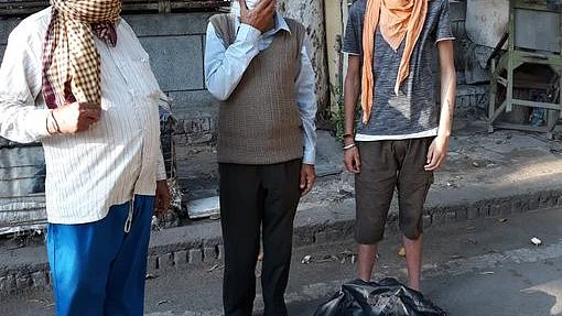 Delhi: Many jhuggi jhopdi clusters near Sarita Vihar face shortage of food, get stale food packages