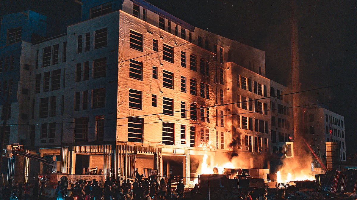 Thousands ignore Minneapolis curfew as US protests spread