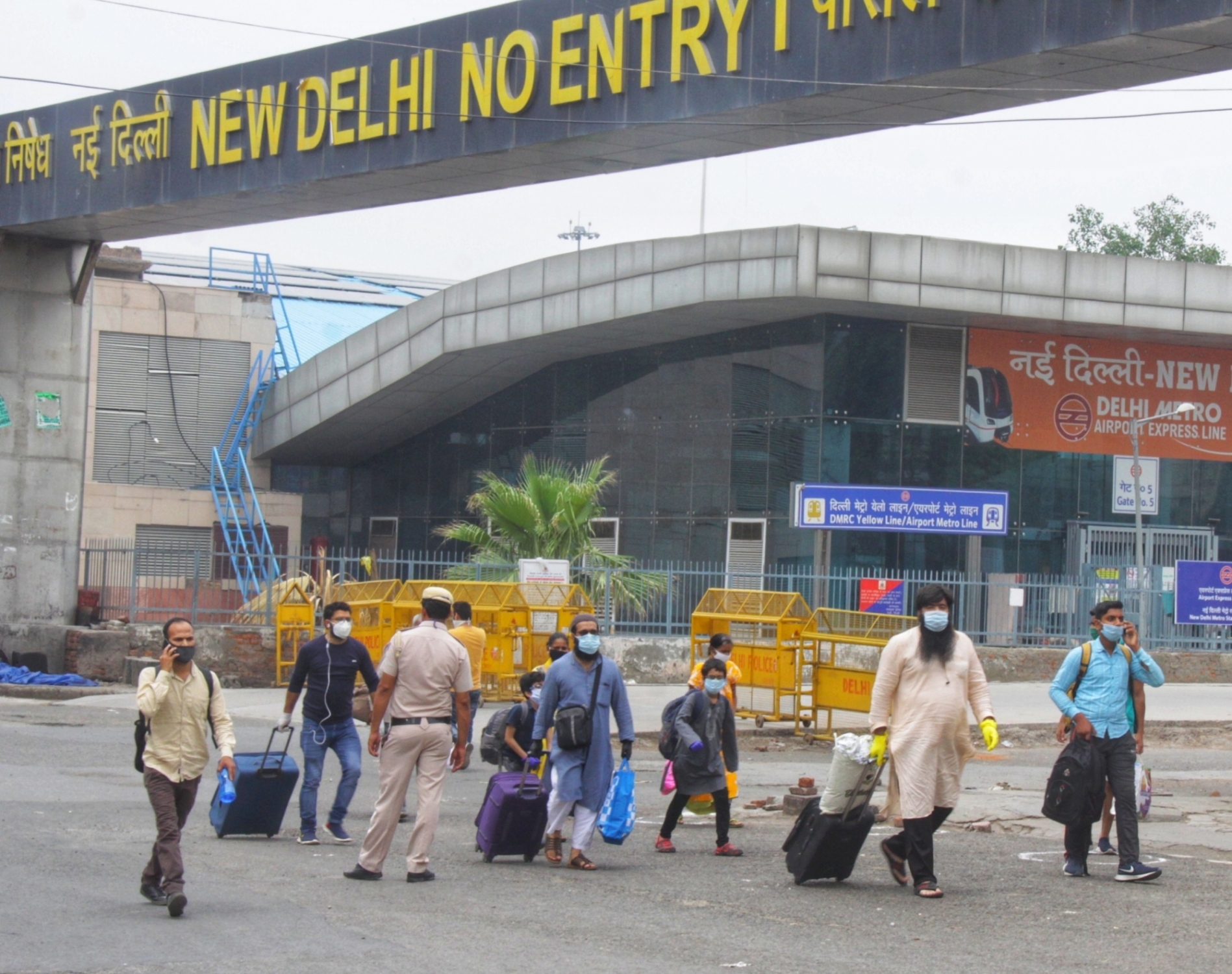 Stranded hotel workers work as coolies at New Delhi station