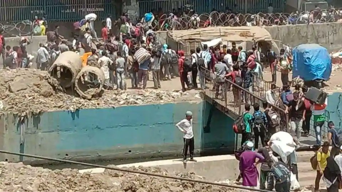 Unregistered migrants throng Bandra station in Mumbai to catch train, later cleared by police