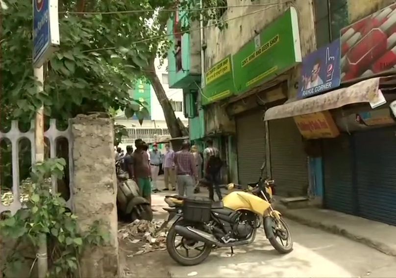 Social distancing norms go for a toss outside Delhi liquor shops
