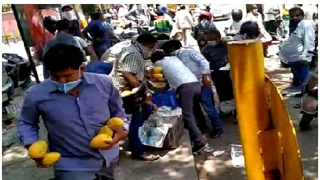 WATCH: Unruly crowd in Delhi robs street vendor of mangoes worth thousands