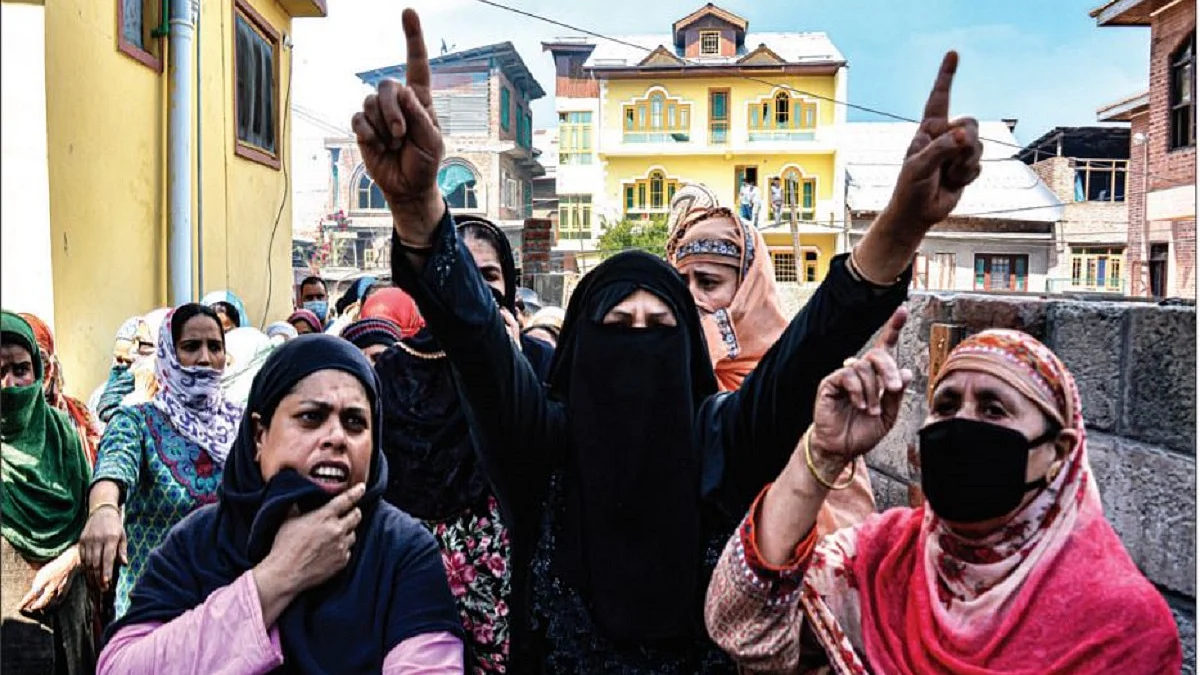 Women protesting at Nawakadal after security forces blew up their houses last week 