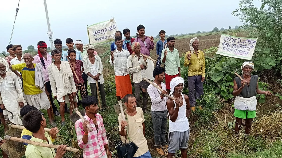 Let down by officials, villagers in Banda take to ‘shramdaan’ to revive canal to let them begin farming