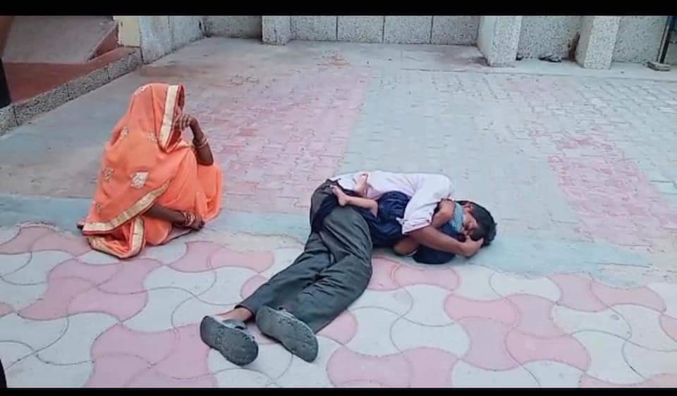Heart wrenching! Father hugs dead child in UP hospital, parents cry in grief, blame doctors on tape