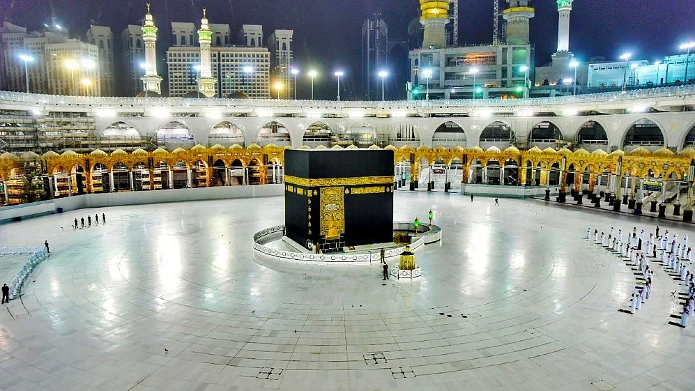 Bottled holy water, sterilised pebbles: the new guidelines by Saudi Arabia for Hajj