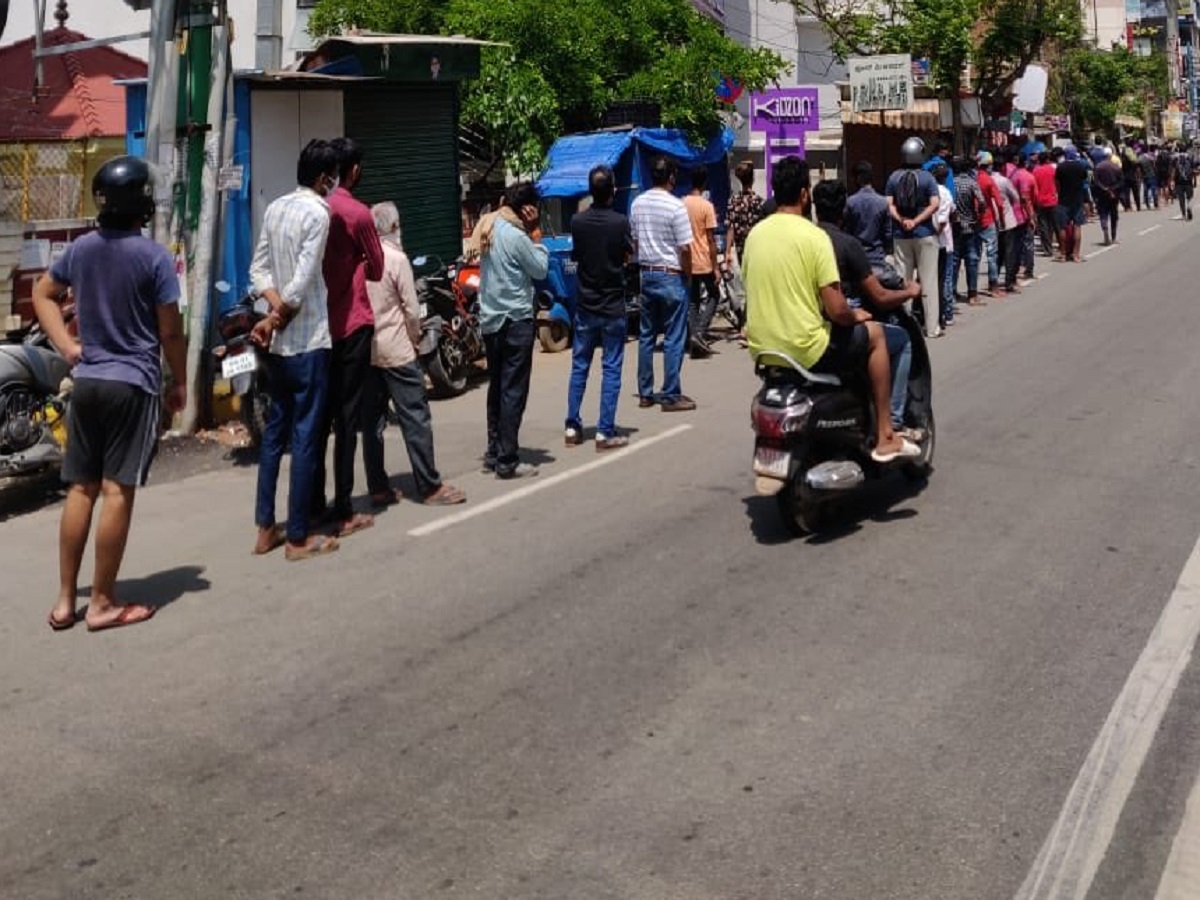 Ahead of lockdown in Bengaluru, over 30,000 people leave; rush at grocery stores and liquor shops