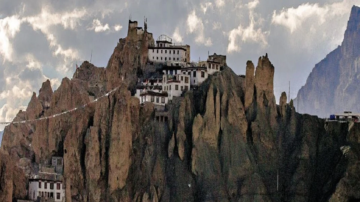 Himachal and Uttarakhand have left tourism in the lurch, complain people dependent on tourists