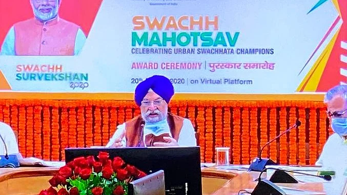 Union Minister Hardeep Singh Puri announcing Swachh Survekshan awards (Photo courtesy: Twitter)