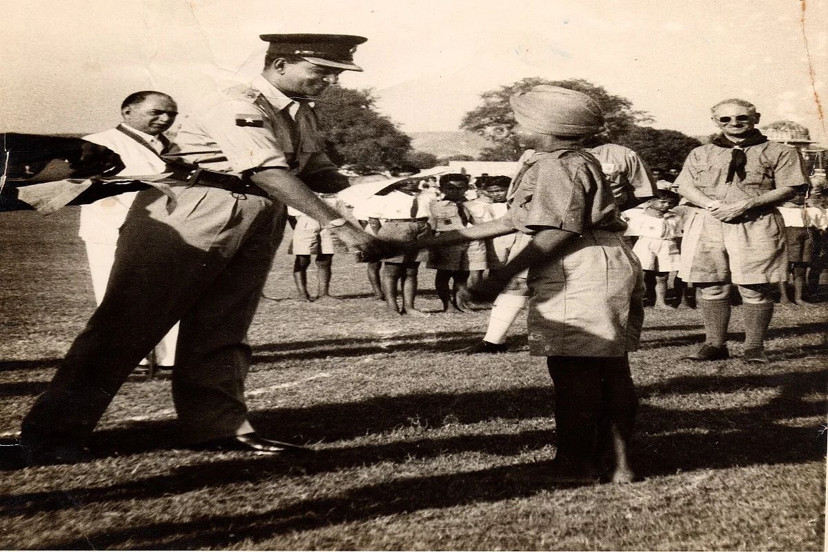 When an Indian raised the Pakistani flag in Paris and turban of a Sikh used to stitch it