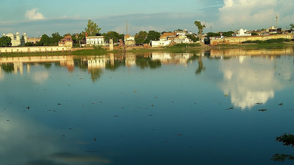 Taj Mahal dazzles as river Yamuna in spate