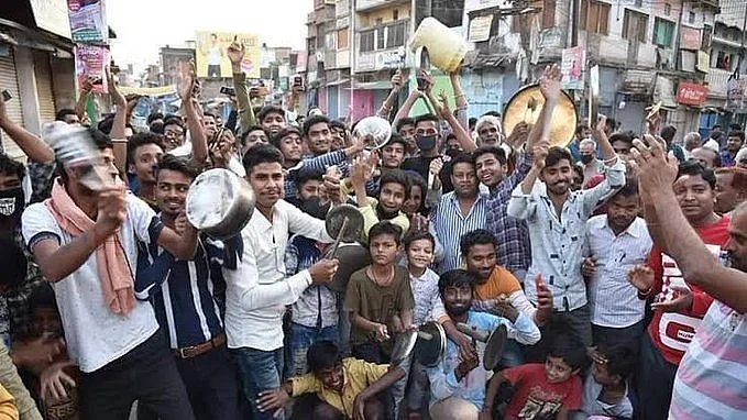 WATCH VIDEOS For PM Narendra Modi’s eyes and ears only: Youth bang pots to draw his attention