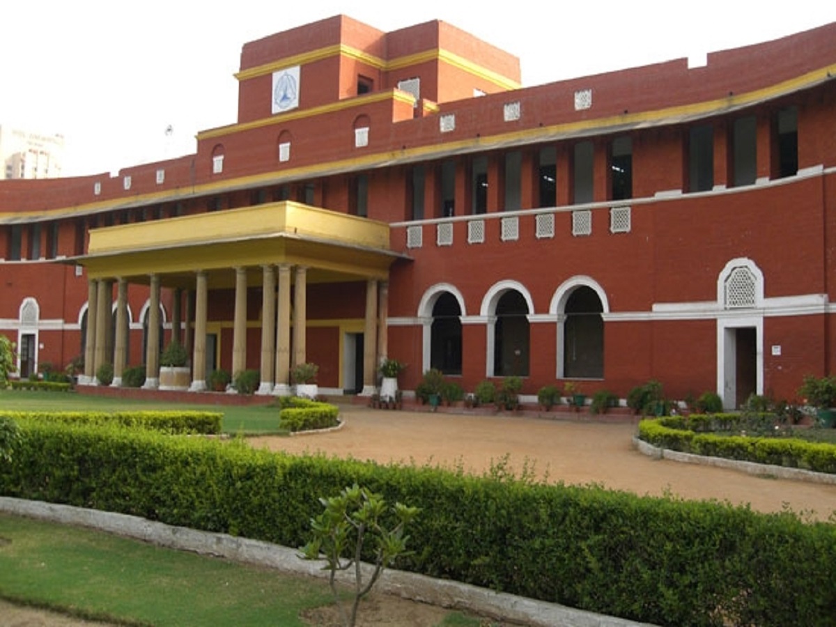 Public health experts seek graded reopening of schools