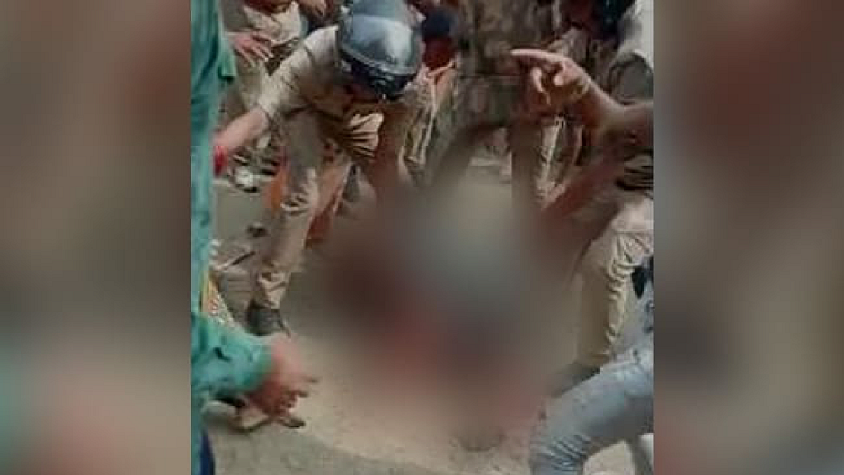 Murder accused lynched to death in presence of police in Kushinagar, Uttar Pradesh