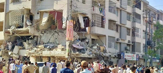 5 dead, 20 injured in Karachi building explosion