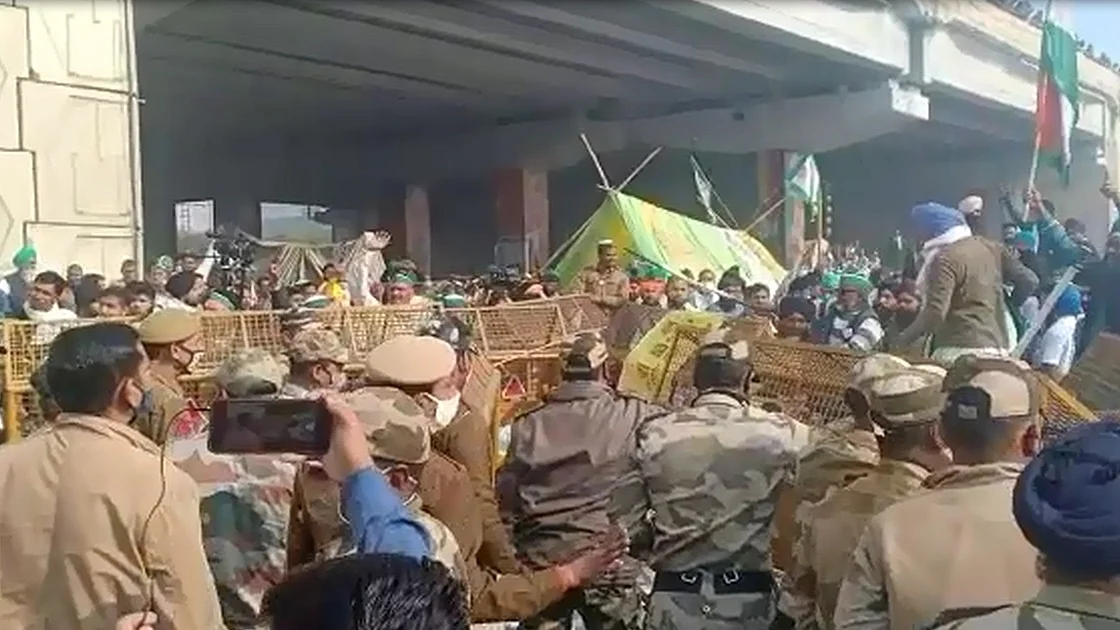Farmers try to enter Delhi by breaking barricades at Ghazipur