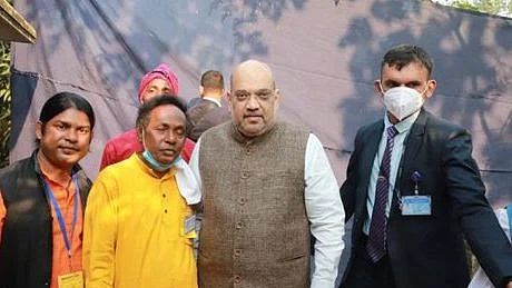 Folk singer who hosted Amit Shah for lunch says wasn’t allowed to talk to him; walks with Mamata at TMC rally