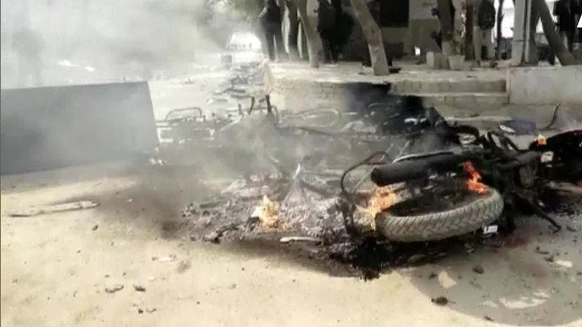 Mob sets Agra police chowki afire after youth dies in road crash