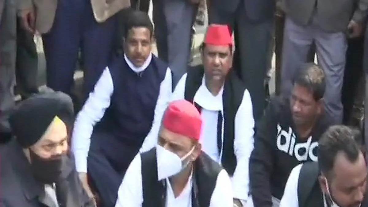 Cops detain SP chief Akhilesh Yadav after he sits on dharna on road, breaks cordon