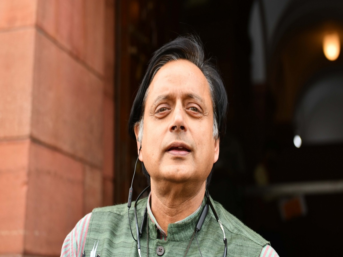 Shashi Tharoor joins protesting Punjab MPs at Jantar Mantar