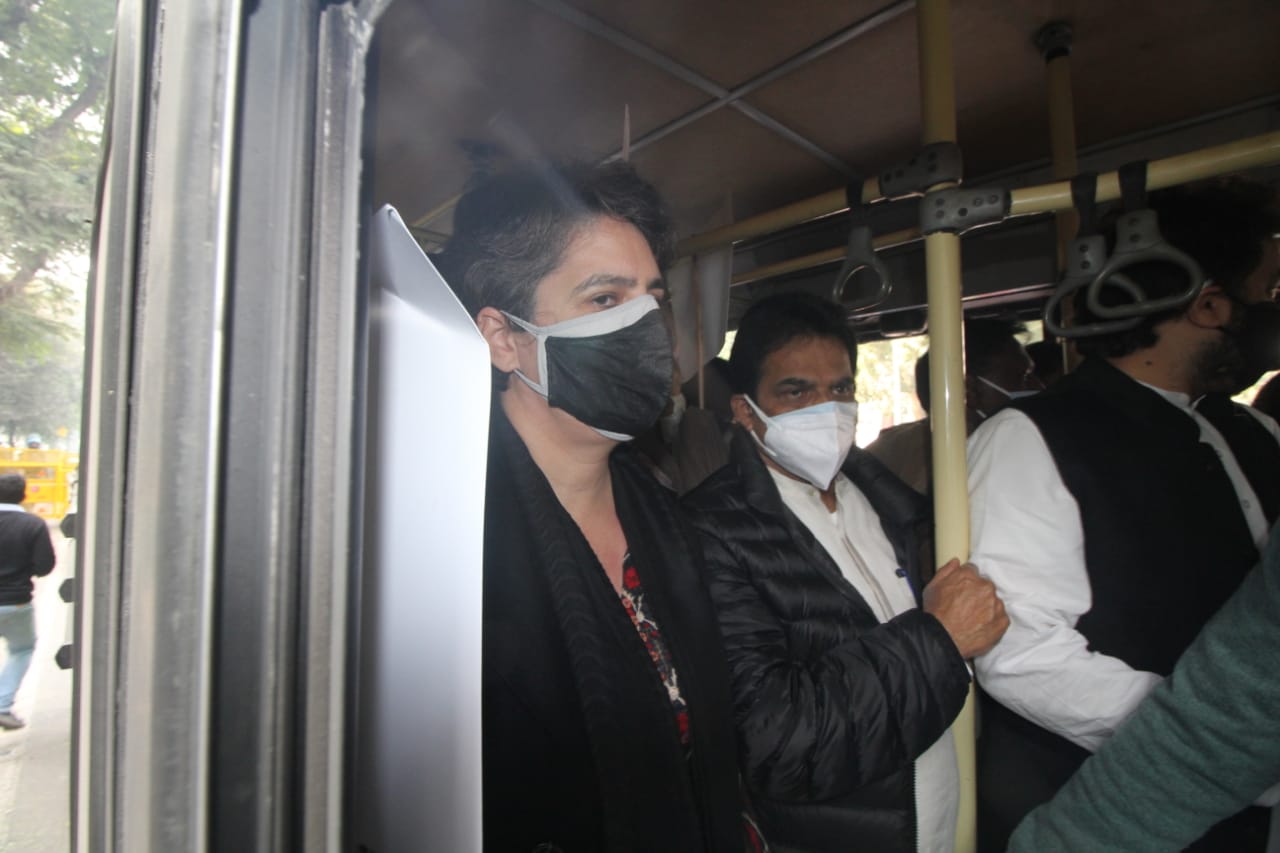 Congress hits streets over farm laws, Priyanka Gandhi detained