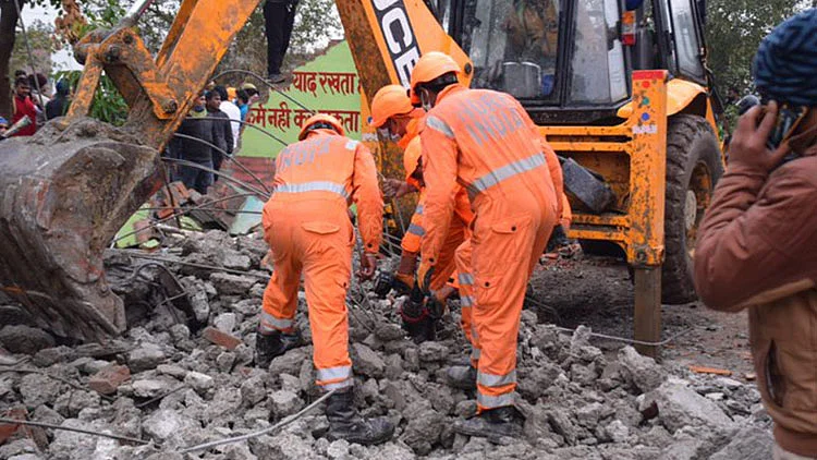 Roof of cemetery collapses in Ghaziabad, 19 dead, 20 injured