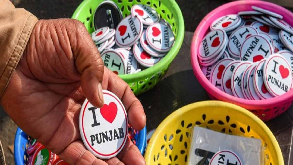 Selling badges, stickers at Singhu border: Farmers’ stir give many vendors chance to revive income