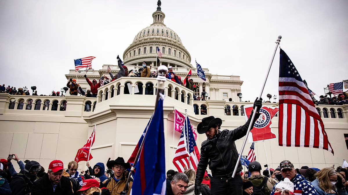 Media & courts in US did not bend and Republicans & Democrats are not fighting to overthrow democracy