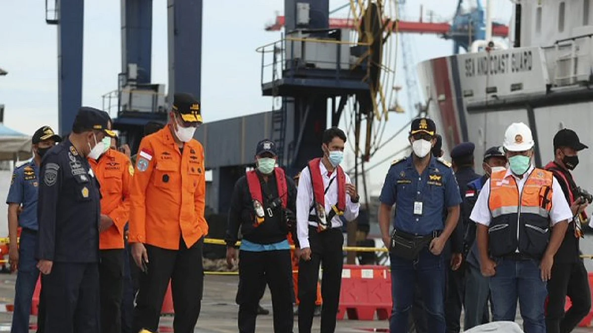 Body parts, debris found after Indonesia plane crash
