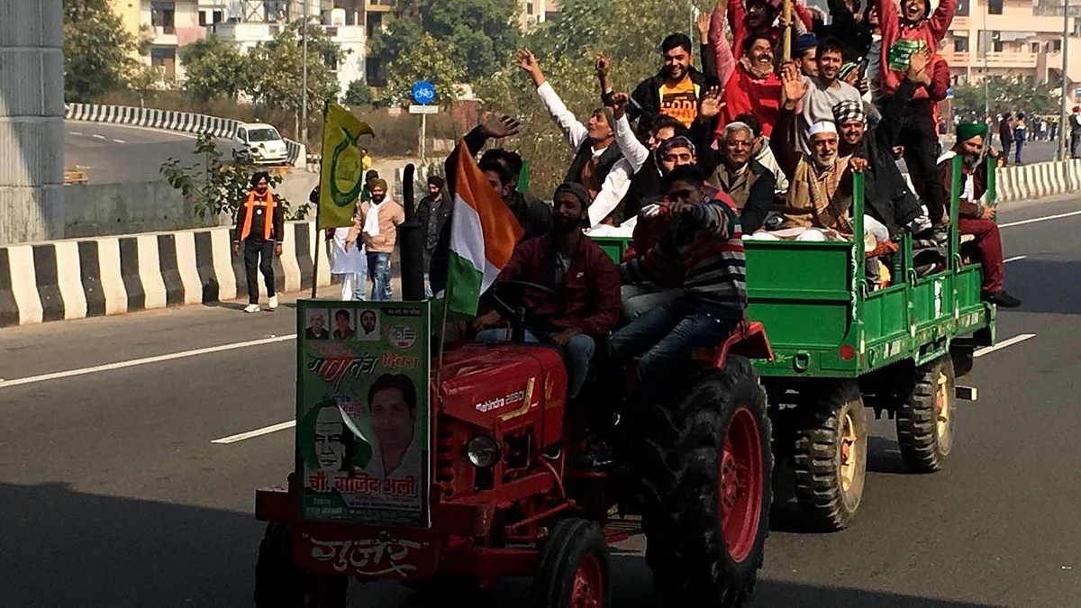 Chanting ‘jai jawan jai kisan’ farmers pour into Delhi on tractors, horses, cranes