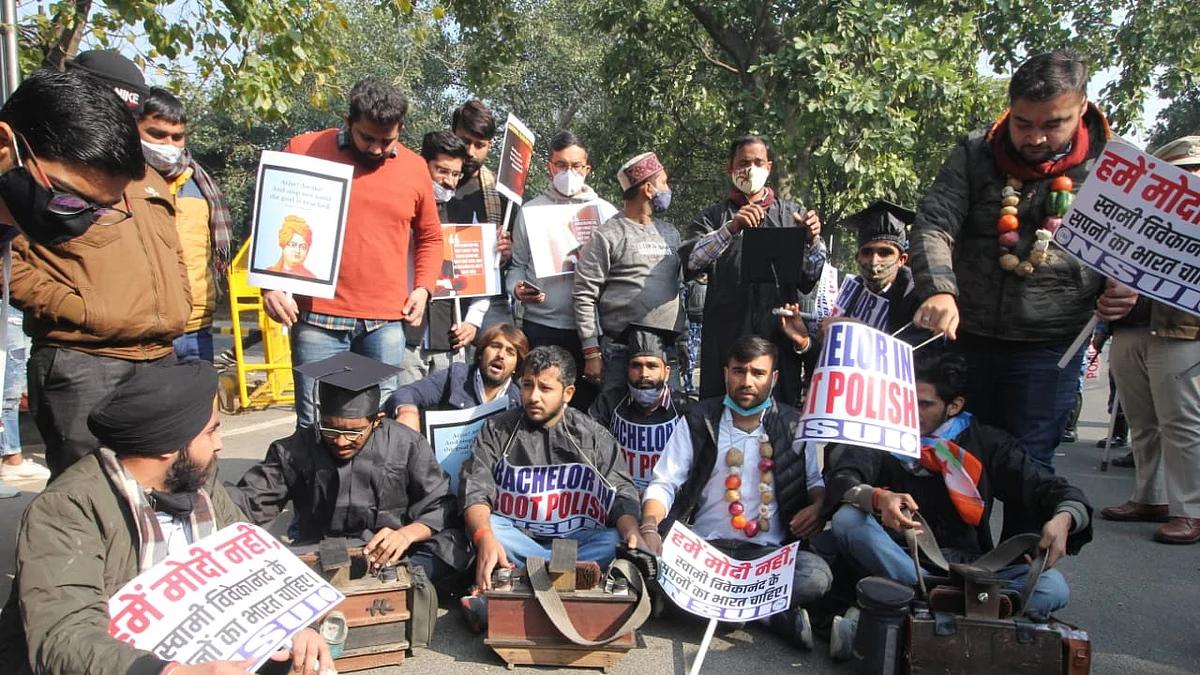 Police detain IYC activists as they try to protest against farm laws near Tomar’s residence