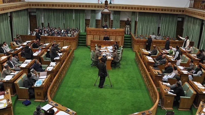 Congress MLAs manhandled outside HP Assembly while protesting against Governor’s speech