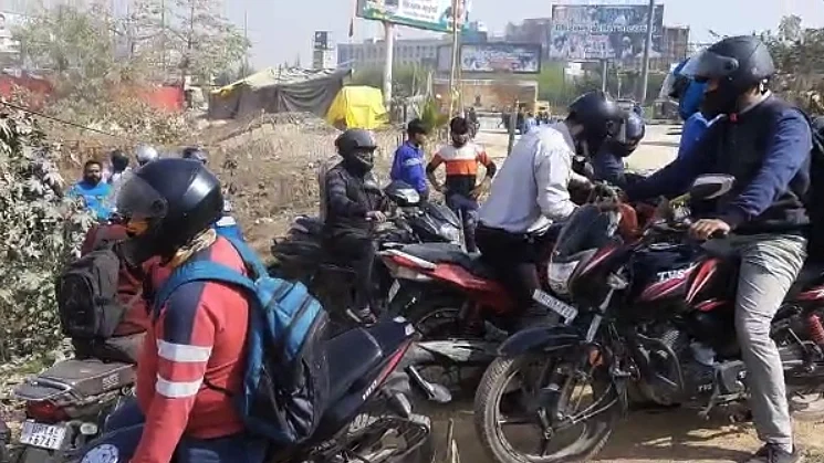 Commuters forced to take alternative routes due to farmers’ protest