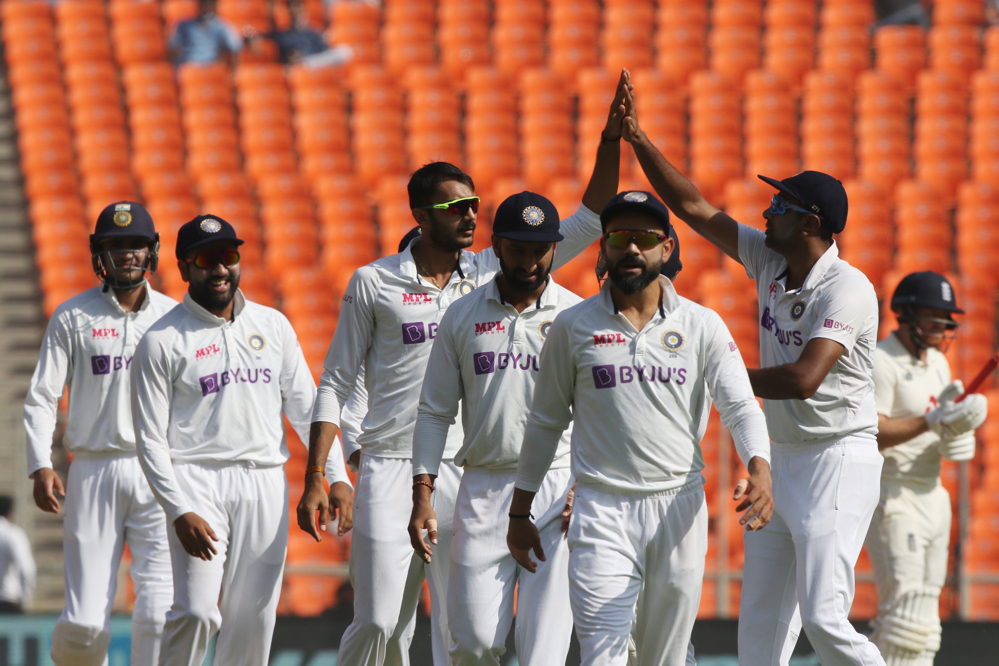 India bowl out England for 205 on day one of 4th Test