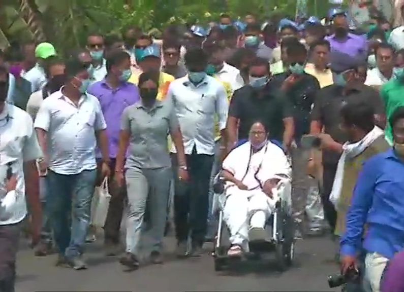 Mamata Banerjee conducts roadshow in Nandigram